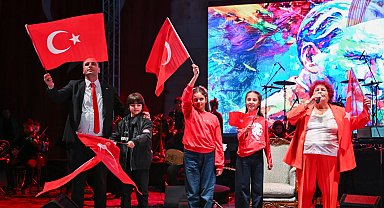 Bornova'da Cumhuriyet coşkusu Selda Bağcan konseriyle zirveye çıktı