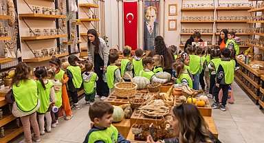 Bornova'nın minikleri 50 zeytin fidanını toprakla buluşturdu
