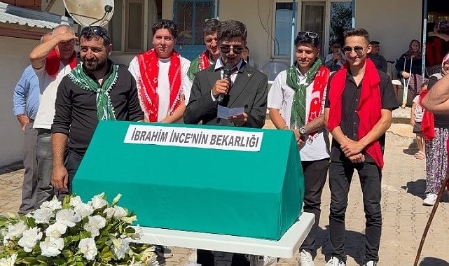 Böyle düğün görülmedi: Damadı çatıya çıkarıp tepsi tepsi yemek istediler