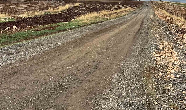 Bozuk köy yolu sürücülerin tepkisine neden oluyor