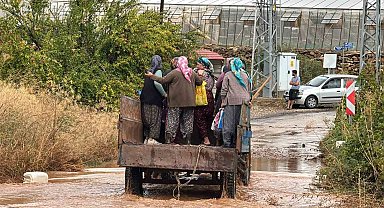 Bozyazı'da sağanak yağış: Seralar ve iş yerleri sular altında kaldı