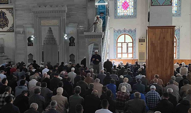 Bu camide cuma namazında engeller işaret diliyle aşılıyor