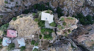 Bu evi gören bir daha bakıyor: Farklı kayalardaki ev ve bahçesine köprü ile ulaşım sağlanıyor