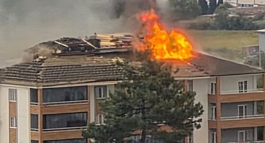 Buldan'da apartmanın çatısı alevlere teslim oldu