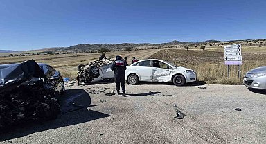 Burdur'da 3 aracın karıştığı kazada 1 kişi hayatını kaybetti, 7 kişi yaralandı