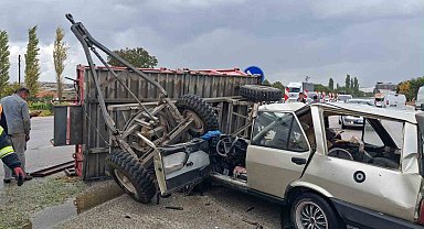 Burdur'da traktör ile otomobil çarpıştı: 1 ağır yaralı