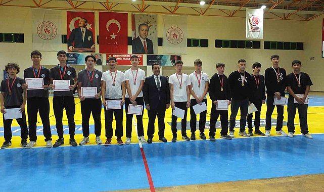 Burhaniye'de Cumhuriyet Kupası Turnuvası ödülleri sahiplerini buldu