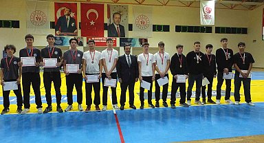 Burhaniye'de Cumhuriyet Kupası Turnuvası ödülleri sahiplerini buldu