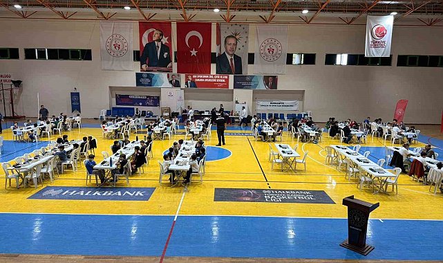 Burhaniye'de Satranç Turnuvasında dereceye girenler ödüllendirildi