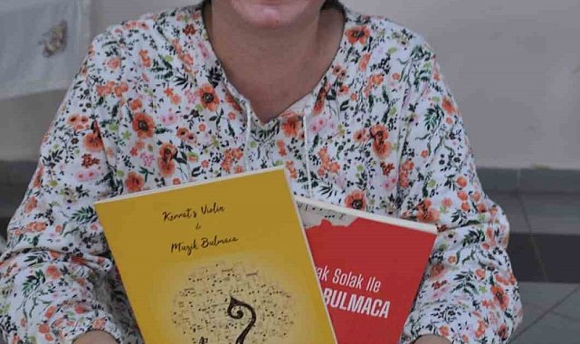 Burhaniyeli sanatçı kitaplarını tanıttı