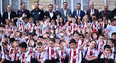 Bursa İnegöl'de 750 öğrenciye forma sevinci