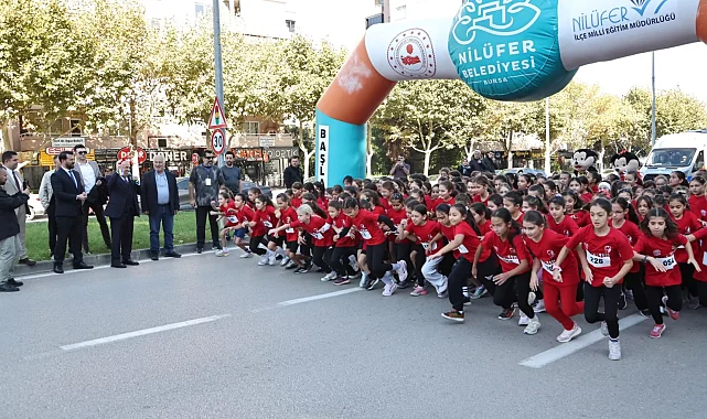 Bursa Nilüfer'de bin 749 öğrenci Cumhuriyet'e koştu
