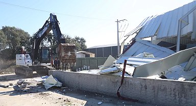 Bursa Nilüfer'de kaçak fabrika yıkıldı