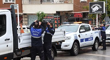 Bursa Nilüfer'de kaldırım ve yolları işgal eden tabelalar toplandı