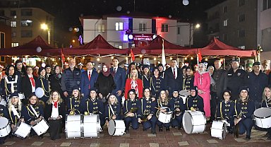 Bursa Yenişehir'in Kadın Bandosu, Pazaryeri'nde sahne aldı