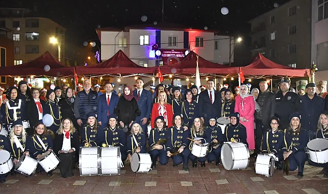 Bursa Yenişehir'in Kadın Bandosu, Pazaryeri'nde sahne aldı