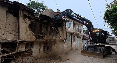 Bursa Yenişehir'in kırsalındaki metruk binalar da yıkılıyor