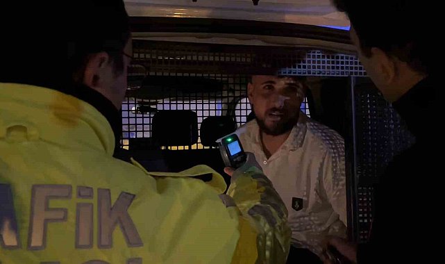 Bursa'da alkollü sürücü, polis uygulamasından kaçarken trafik lambasına çarptı