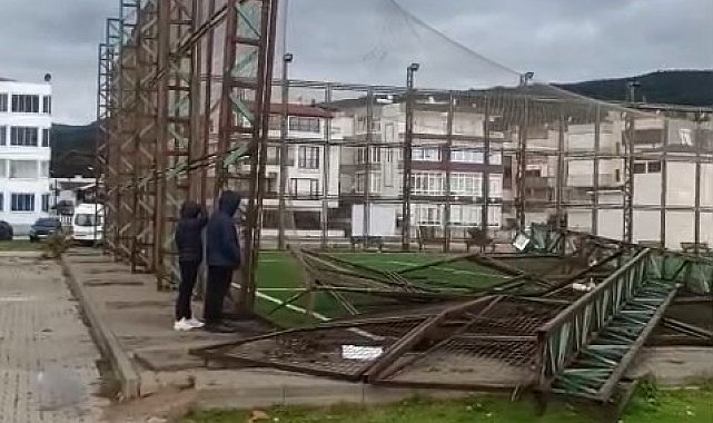 Bursa'da fırtına halı sahanın direklerini yıktı