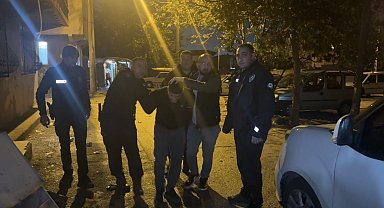 Bursa'da hareketli gece: 15 yıl hapis cezasıyla aranan arkadaşını yakalatmamak için havaya ateş açtı