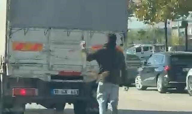 Bursa'da kamyonetin arkasına çıktı, canını hiçe saydı