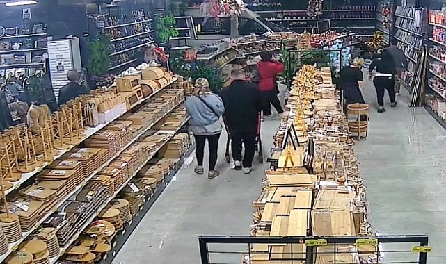 Bursa'da mağazaya servis aracı daldı: Müşteriler neye uğradığını şaşırdı