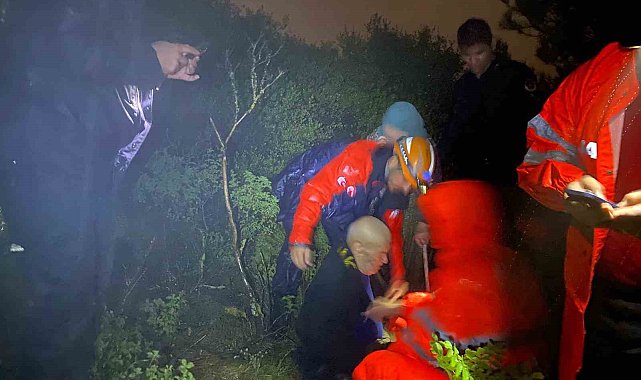 Bursa'da mahsur kalan yaşlı çift için seferber oldular: Jandarma sırtında taşıdı