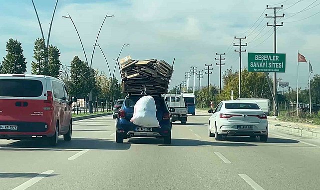 Bursa'da otomobilin üzerine yüklediği kartonlarla trafikte ilerledi