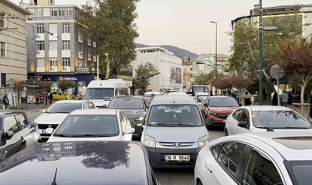 Bursa'da sabah namazı yoğunluğu: Trafik tek şeride düştü