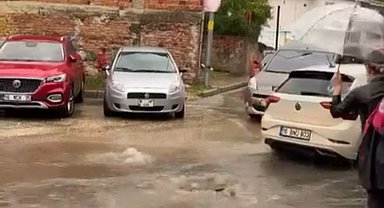 Bursa'da sağanak yağış hayatı olumsuz etkiledi: Pazar yerleri ve sokaklar göle döndü