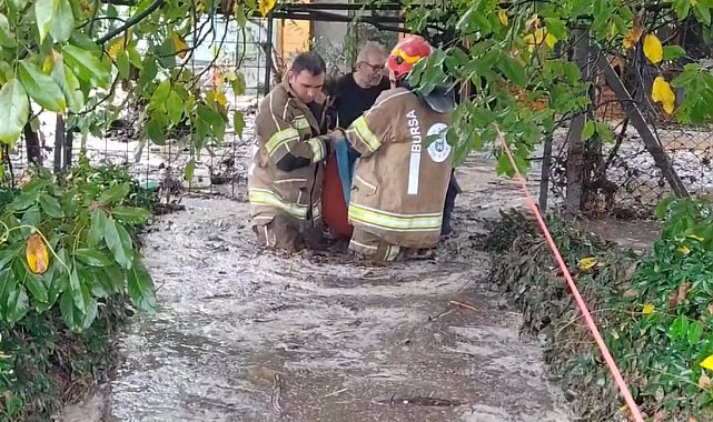 Bursa'da selde mahsur kalan aile itfaiye ve jandarma tarafından kurtarıldı
