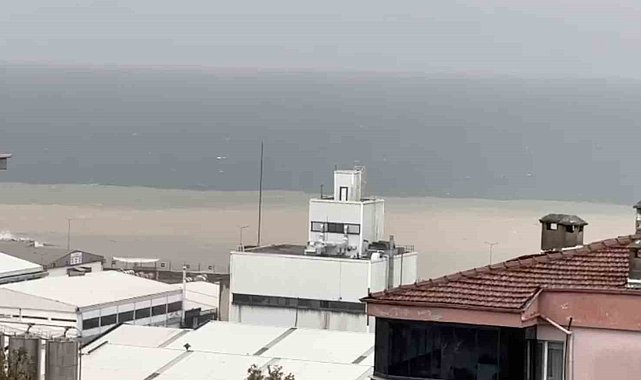 Bursa'da şiddetli fırtına ve sağanak yağış denizle karayı birleştirdi
