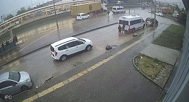 Bursa'da tırın dorsesi kontrolden çıktı...Kaza anı kamerada