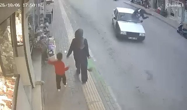 Bursa'da Tofaş otomobil yayaya çarptı: O anlar kamerada