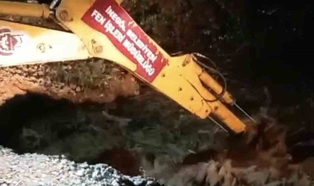 Bursa'da yağış köprüyü çökertti, sürücüler mahsur kaldı: İmdada belediye ekipleri yetişti