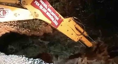 Bursa'da yağış köprüyü çökertti, sürücüler mahsur kaldı: İmdada belediye ekipleri yetişti