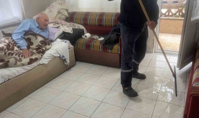 Bursa'da yağmur suları apartmanları bastı: 90 yaşındaki vatandaş mahsur kaldı