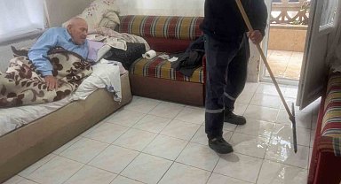 Bursa'da yağmur suları apartmanları bastı: 90 yaşındaki vatandaş mahsur kaldı