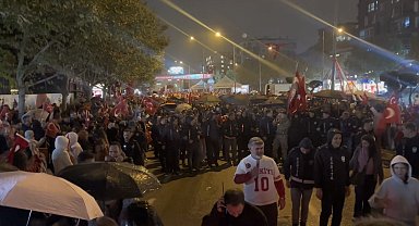 Bursa'da yağmura rağmen Can Bonomo ile Cumhuriyet coşkusu