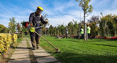 Bursa'da park ve bahçelere düzenli bakım