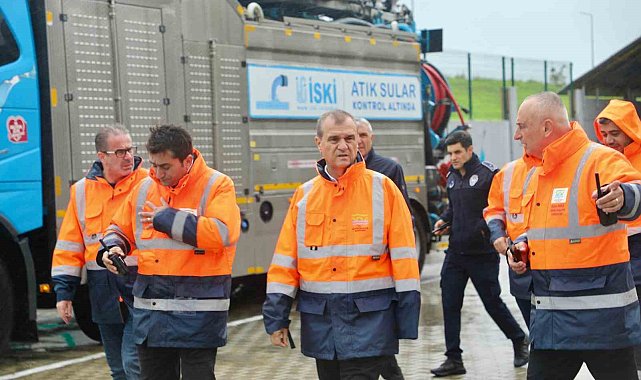 Büyükçekmece Belediyesi, sağanak yağış ve fırtınaya karşı çalışmalarını aralıksız sürdürüyor
