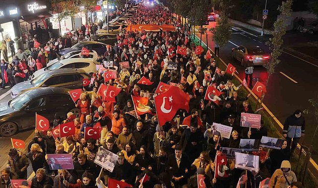 Büyükçekmece'de Cumhuriyet coşkusu fener alayıyla yaşandı