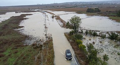 Büyükçekmece'de sağanak yağış hayatı olumsuz etkiledi, yol göle döndü araçlar mahsur kaldı