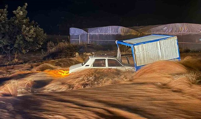 Büyükşehir ekiplerinin yağmur mesaisi gece boyunca sürdü
