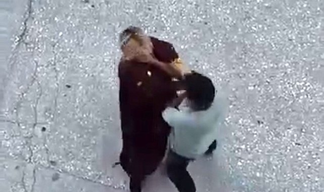 Cadde ortasında boğazını sıktığı kadını yerde sürükledi