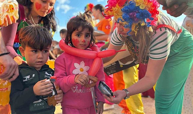 Çadırlarda yaşamak zorunda olan çocukların yüzü palyaçolarla güldü