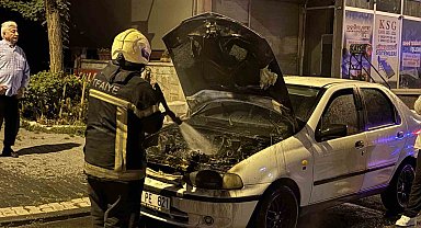 Çalıştırıldığı sırada alev alan otomobil, itfaiye ekipleri tarafından söndürüldü