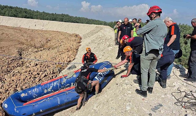 Çamur depolama alanına düşen köpek kurtarıldı