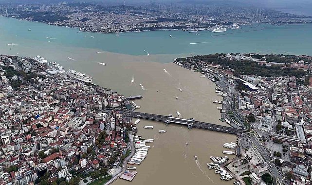 Çamura bulunan Haliç Boğaz'a böyle aktı