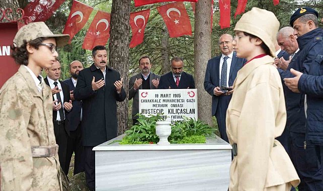 Çanakkale Boğazı'nı geçmek isteyen Fransız Denizaltısını batırmıştı, mezarı başında anıldı